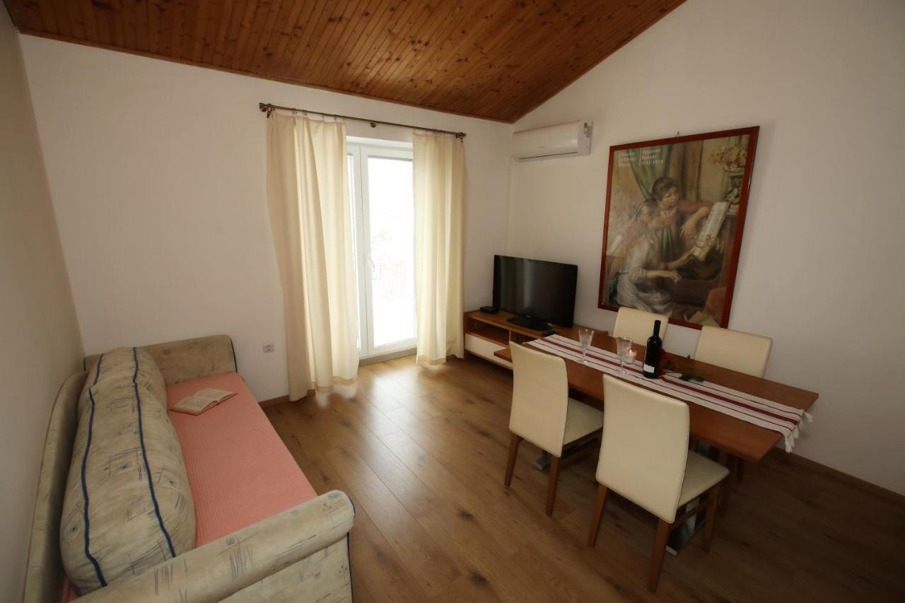 Apartments Noemi Malinska Exterior photo