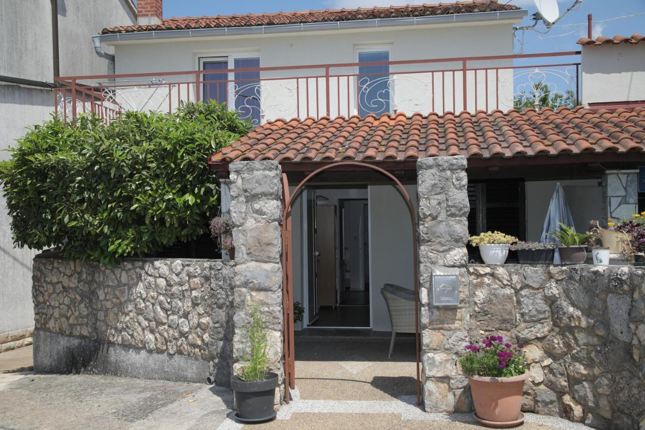 Apartments Noemi Malinska Exterior photo
